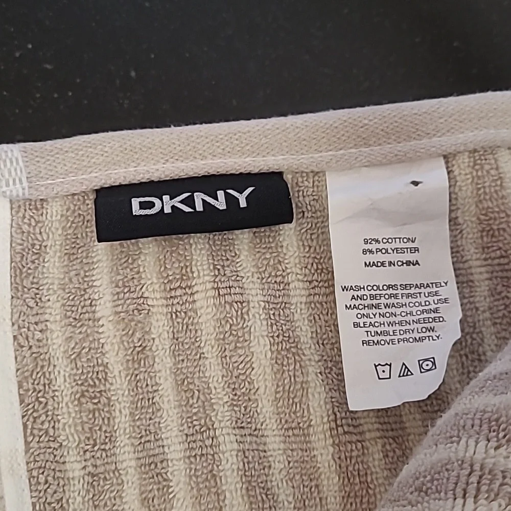 DKNY Bath Towel Set